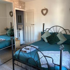 Valeries House 4 Bed 2 Bath close to beach