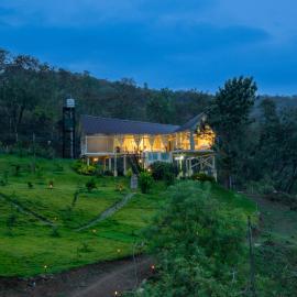 Yanai at Anai - Private Pool & Private Cook, hotel a Varagampadi