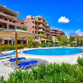 Aphrodite Gardens Modern Villas by VICHY Holidays، فندق في Paphos