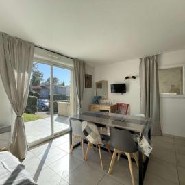 Maison Duplex avec Terrasse, 2 Chambres, Piscines et Parking - FR-1-382-19