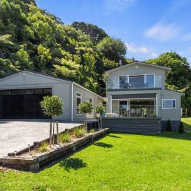 The Lighthouse - Te Mata Holiday Home, hotel v destinaci Thames