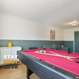 Stupton House, Large 3 Bed House that Sleeps 8 with Full Size Pool Table & FREE Parking - Hosted by Stay Host Save