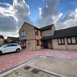 ASHMINA HOLIDAY LET with Free onsite Parking for SMALL VANS and cars only