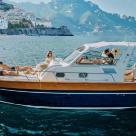AIR OF SEA ON BOAT, hotel u gradu Salerno
