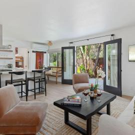 Private Garden and Family Friendly, hótel í Summerland