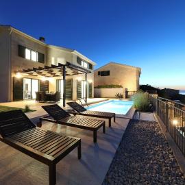 Mediterranean villa with pool, beach, panoramic view - by TRAVELER tourist agency Krk - ID 2509、ヴィンイェラックのホテル