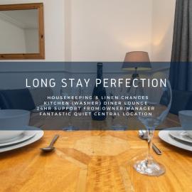 Free Parking, Huge 4 King Bedroom Townhouse, Fast WIFI, Fully Equipped Kitchen, 15 min drive to Nissan, 20 min to Newcastle Sunderland, Ideal for Long Term Contractor etc Stays, Regular Housekeeping Option - Dwellcome Home Ltd - See Our Site for Assurance
