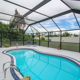 Relaxing pool home in Englewood - Awake Zone، فندق في إنغلوود