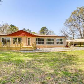 Walk to Beach: Eufaula 'Fisherman’s Delight' Home