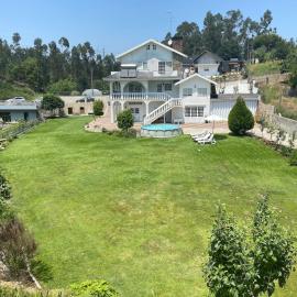 Nature & Family Guesthouse, hotel a Louredo