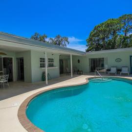 Beautiful 3 BR pool home minutes from Siesta Key - Blue Dolphin, hotel in Sarasota