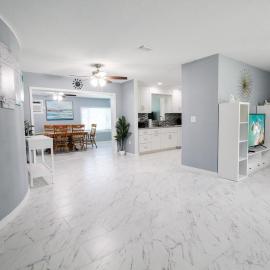 Gorgeous 3 BR home minutes from Siesta Key - Edgewater Bungalow, hotel in Sarasota