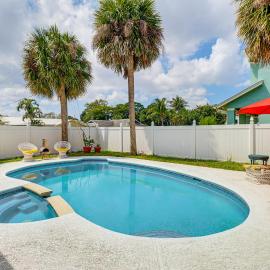 1 Mi to Dtwn Stuart: Bright Home w/ Pool & Spa!, hotel a Stuart