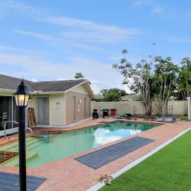 Private pool home with game room - Shaker Of Salt, hotel in Sarasota