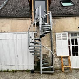 APPARTEMENT MODERNE DANS FERME DU 13éme SIECLE