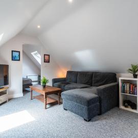 Beautiful new apartment with sheltered parking, hotel em Witney