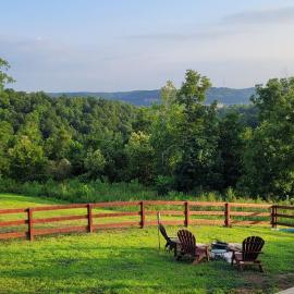GREAT Little Guest Suite with Private Entry & Deck! Pet Friendly & 30 Mins to Nashville!, hotel in Ashland City