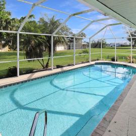 Stunning 3-2 pool home in the heart of Punta Gorda, hotel in Port Charlotte