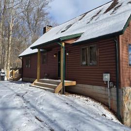 Wandering Woods- 3 Bedroom Home with Hot Tub and Firepit