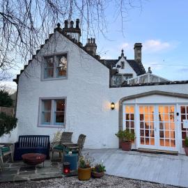 19th century 5-bedroom villa with free private parking, hotel in Elgin
