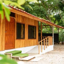 ROQUI Cozy Beachfront Cabin, hotel in Uvita