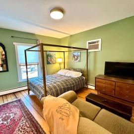The Downtown Downeast Room, hotel in Portland