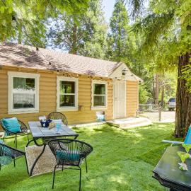 Pet-Friendly California Abode w/ Fenced-In Yard!, hotel en Crestline
