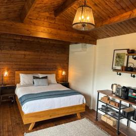 Jacaranda Cottage 5 min by Train or 7 min drive to Parramatta City، فندق في وينتوورثفيل