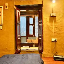 Rastafardreams 100 years old , Riverside Heritage Mudhouse, Farmstay in an apple orchard, Hostel & camping