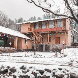 Katrain में, होटल Rastafardreams 100 years old , Riverside Heritage Mudhouse, Farmstay in an apple orchard, Hostel & camping