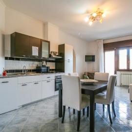 Spacious Family Apartment - Green & Near Airport - Self Check-In, hotel a Fiumicino