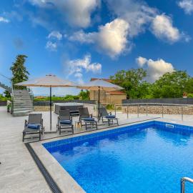 Adri Villa with private heated pool, jacuzzi, sauna & gym, hotelli kohteessa Kras