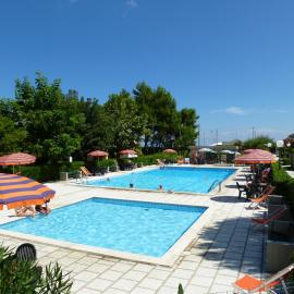 110 - Appartamento trilocale a Marcelli al piano terra al Residence Pineta con Piscina vicino al mare - SPIAGGIA INCLUSA, hotel in Marcelli