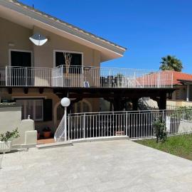 Luxury Seafront Villa with Private Beach Acces, hotel a Fitili