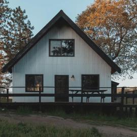 Spacious 4-bedroom cabin on secluded private land, khách sạn ở Miramonte
