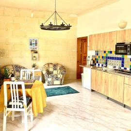 Stunning Spacious Studio with Garden Terrace Gozo, hotel di Sannat