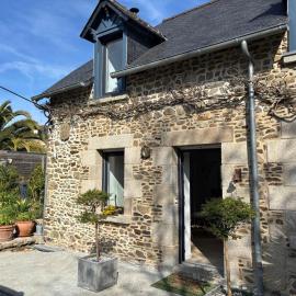 Les Alizés - longère rénové, hotel in Gicquel