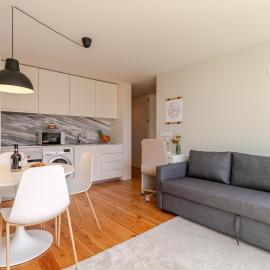 HostWise – Modern & Cozy Flat | Near the Beach