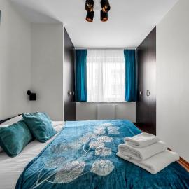 Sapphire Sky Deluxe Apartment by BookingHost