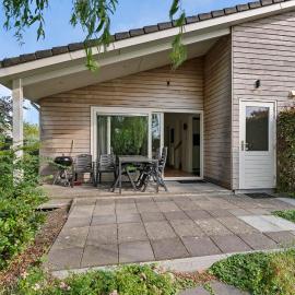 Huis Specht is perfect voor vakantie nabij meer en tuin op zuiden, hotel in Grou