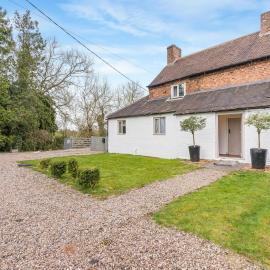 3 Bedroom Country Cottage with Private Garden