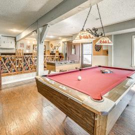 Half-Mi to Midtown: Family Retreat w/ Mtn Views!