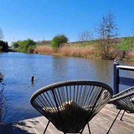 Waterlodge met waterfiets op monumentaal fort, hotel in Ooltgensplaat