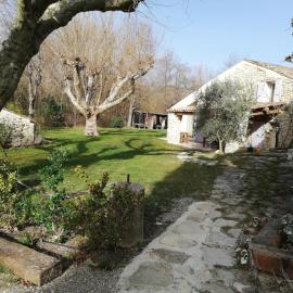 country house in Provence，Pierrevert的飯店