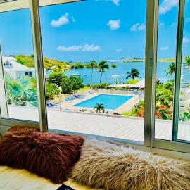 Cozy Waterfront Two-Level Condo with 2 Bathrooms ,Pool, AC, hotel a Baie Nettle