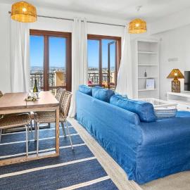 Beautiful Apartment BJ12 with Amazing Sea Views, Aphrodite Hills, hotel sa Kouklia