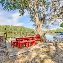 Lanai & Fire Pit: Riverfront Studio in Chiefland!, hotelli kohteessa Chiefland