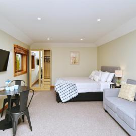 Studio Retreat with EV & off street Parking