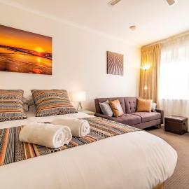 "Ocean Sunset" Glenelg Central Studios, hotel in Adelaide