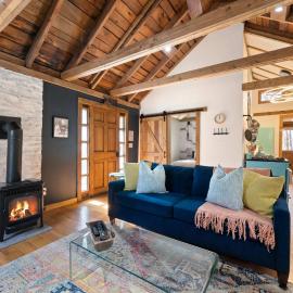 Perfect Couples Cabin Fireplace Firepit & Wine Nearby, hotel din Hawley